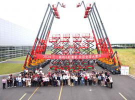 一百分翻譯服務(wù)助力“全球大客戶峰會”：多語種接力同傳，確保會議無縫溝通